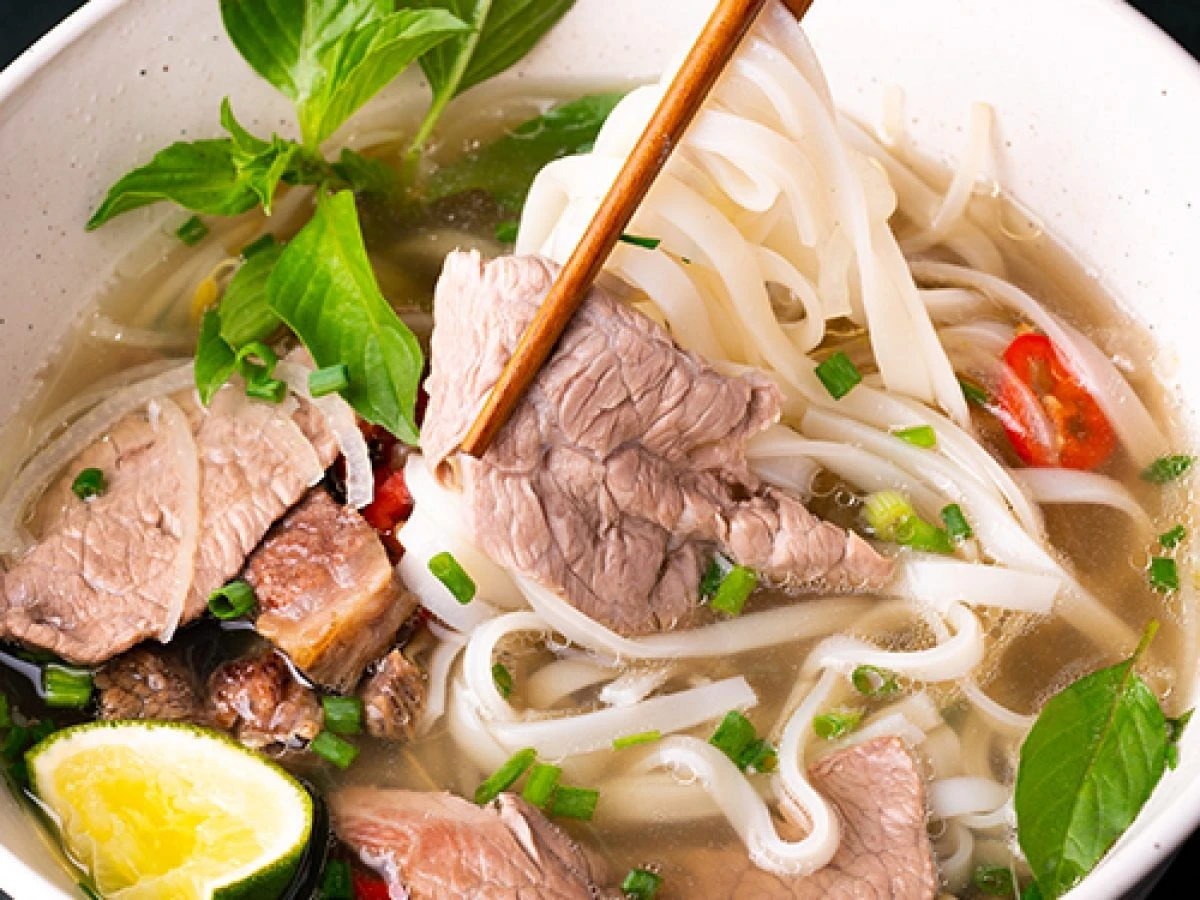 Dlaczego turyści z Korei jedzą trzy miski phở dziennie i który lokal w TPHCM uznali za bezkonkurencyjny - image 1