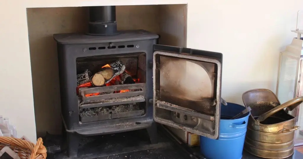 Dlaczego Twojego kominka może wkrótce zabraknąć: nadchodzą nowe zakazy