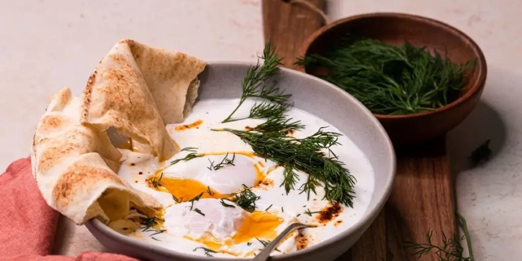 Dlaczego warto dodać łyżkę jogurtu greckiego do smażonych jajek