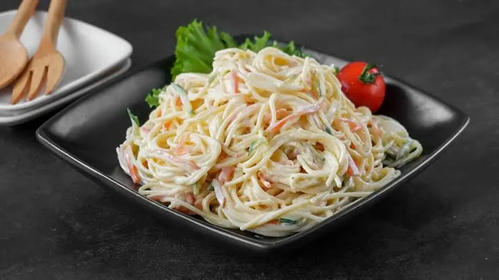 Dlaczego warto dodać łyżkę mleka do sałatki z makaronem