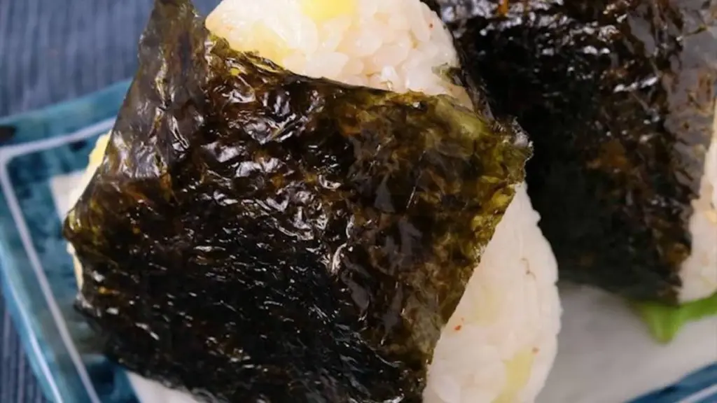 Dlaczego warto dodać łyżkę oleju sezamowego do ryżu przed formowaniem onigiri