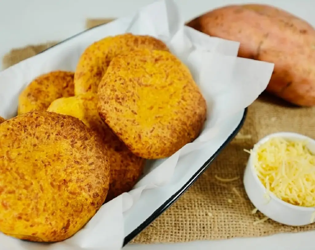 Dlaczego warto dodać pieczonego batata do ciasta na bułeczki serowe