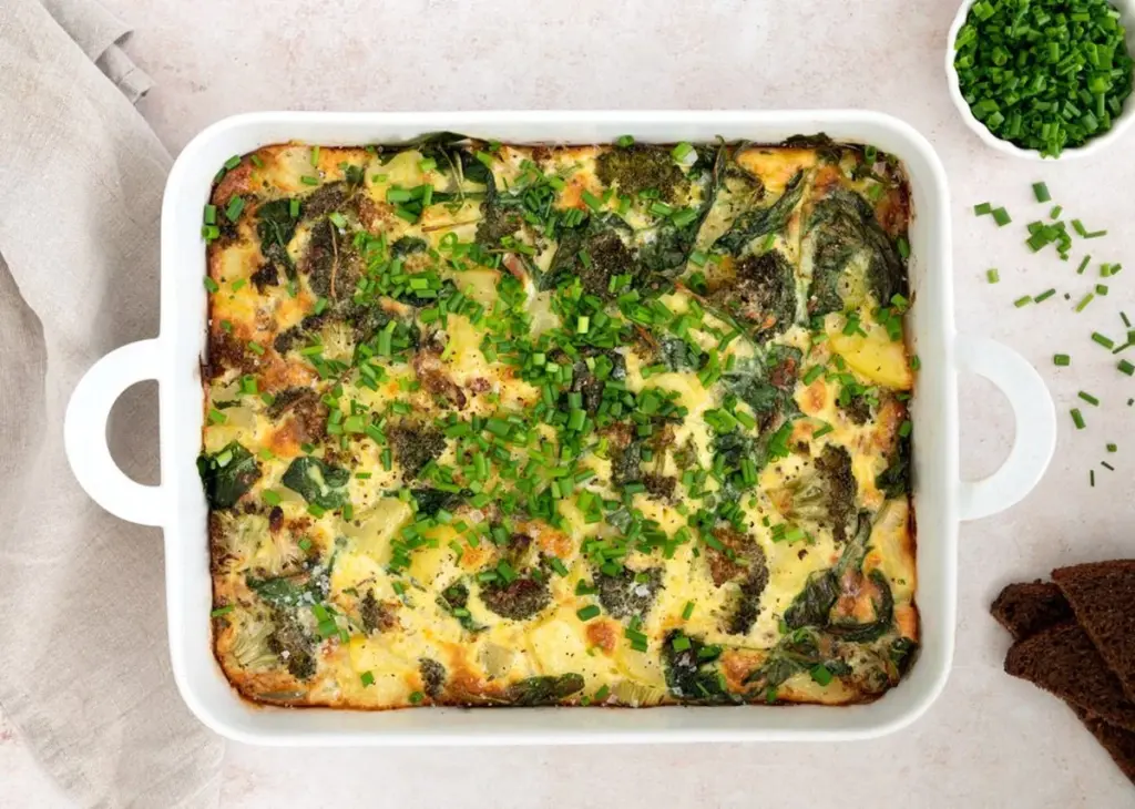 Dlaczego warto dodać łyżkę śmietany do pieczonych jajek