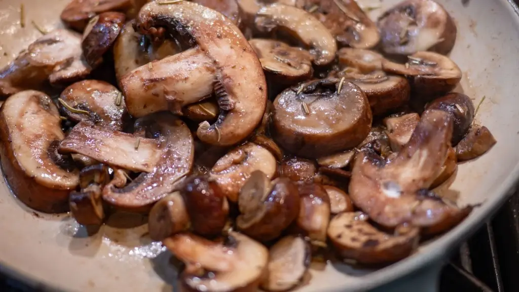 Dlaczego warto dodać kilka kropel octu balsamicznego do pieczarek podczas smażenia