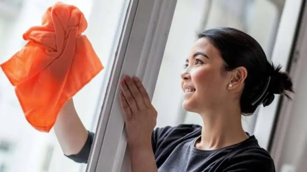 Dlaczego warto dodać łyżeczkę gliceryny do wody podczas mycia okien