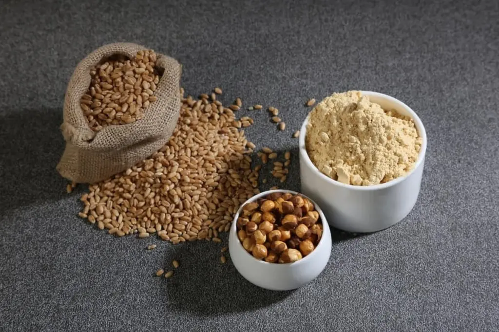 Dlaczego warto dosypać łyżkę mąki sattu do wody w upalne popołudnie