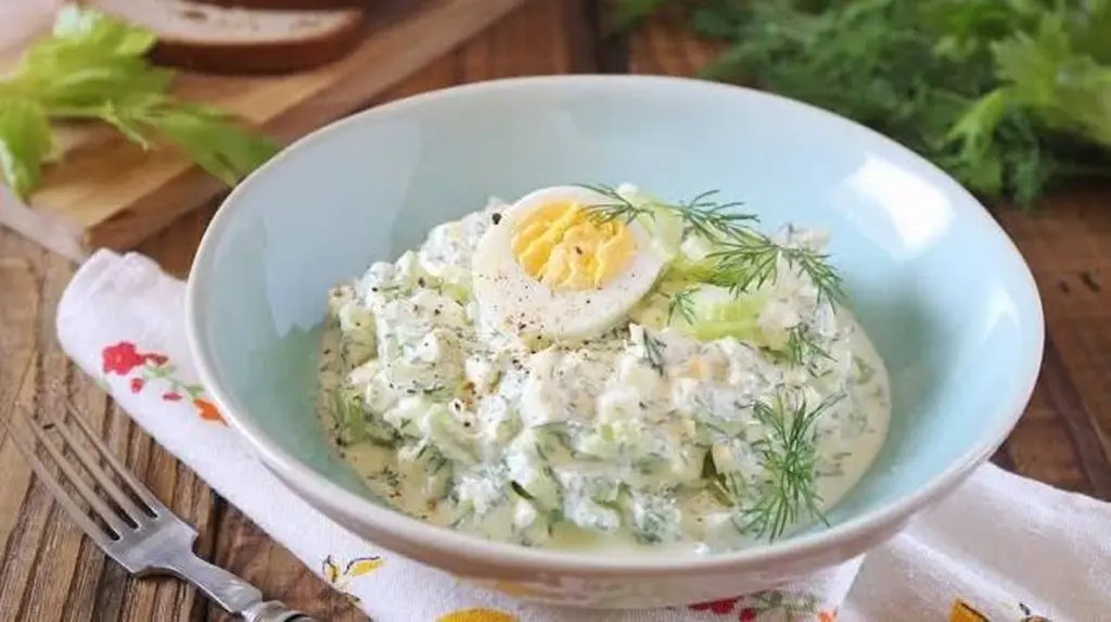 Dlaczego warto dodać łyżkę jogurtu greckiego do sałatki jajecznej