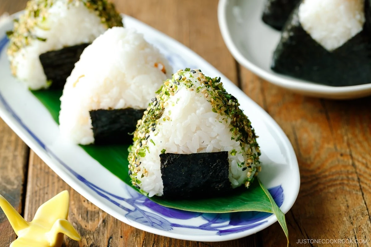 Dlaczego warto dodać łyżkę oleju sezamowego do ryżu przed formowaniem onigiri - image 1