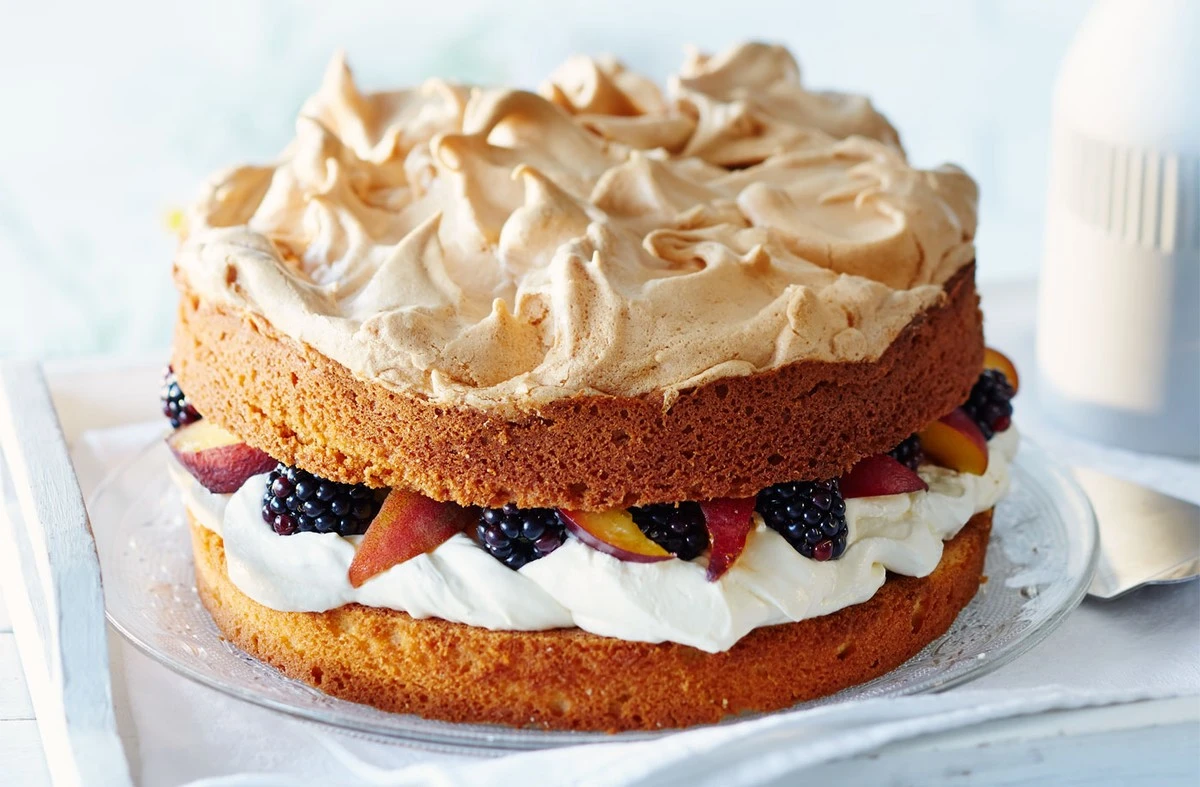 Dlaczego warto dodać pokruszone bezy do śmietany tuż przed podaniem deseru - image 1