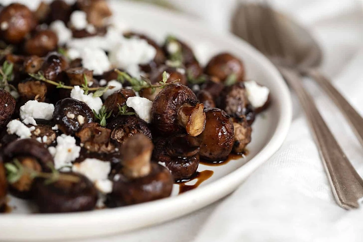 Dlaczego warto dodać kilka kropel octu balsamicznego do pieczarek podczas smażenia - image 1