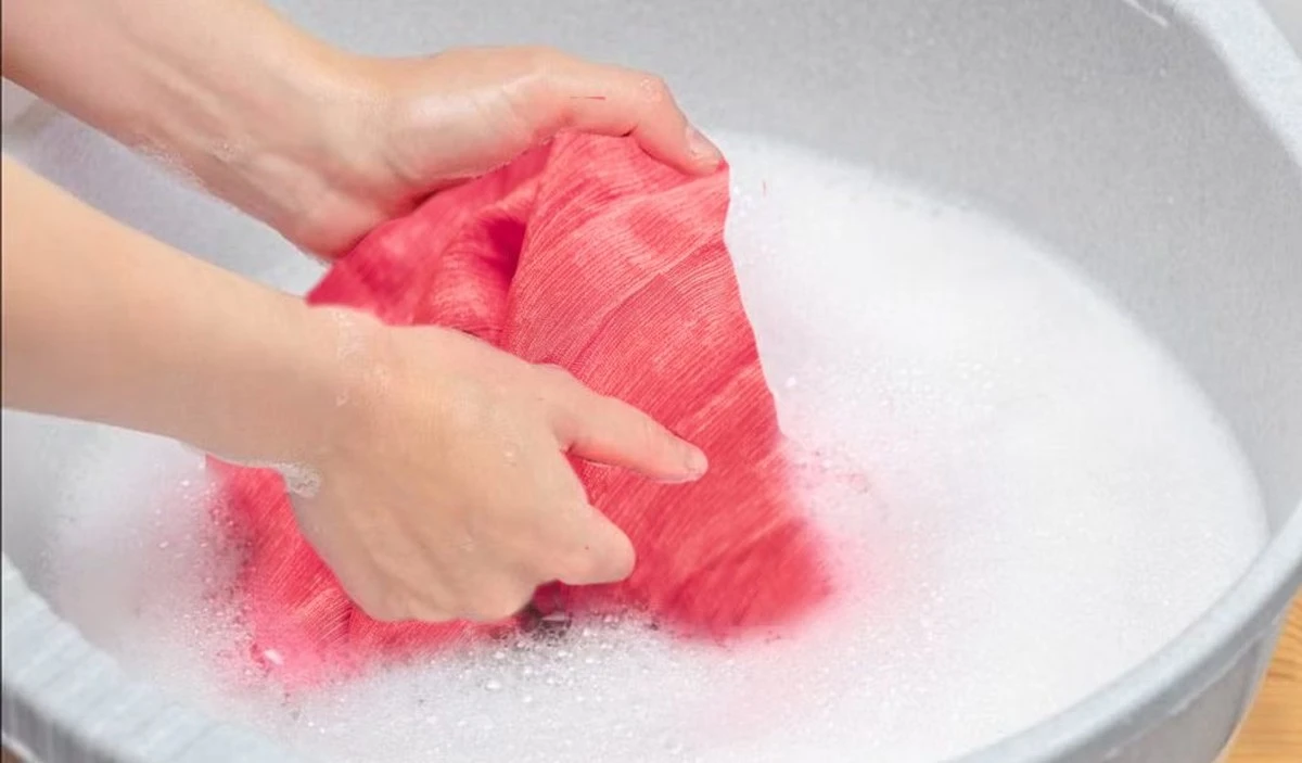 Dlaczego warto dodać kilka kropel szamponu dla niemowląt do prania jedwabiu - image 1