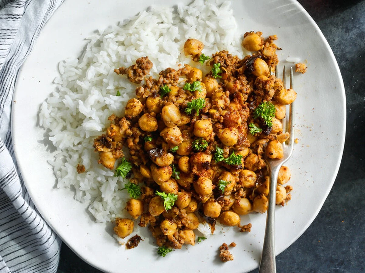 Dlaczego warto dodać puszkę ciecierzycy do mielonego mięsa - image 1