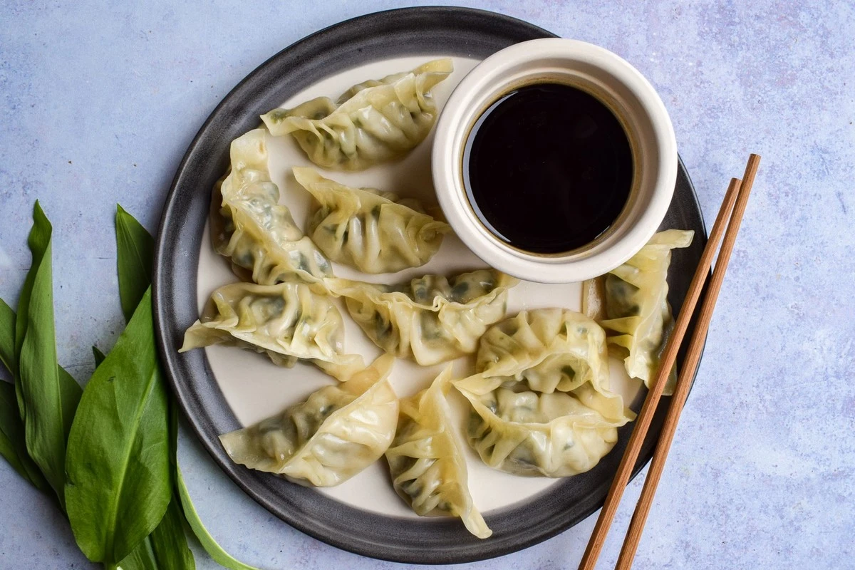 Dlaczego warto dodać posiekany czosnek niedźwiedzi do azjatyckich pierożków - image 1