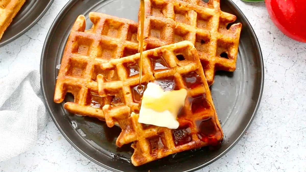 Dlaczego warto dodawać wodę gazowaną do gofrów zamiast mąki i masła - image 1