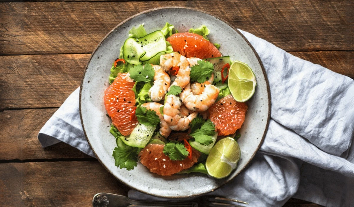 Dlaczego warto dodać cząstki grejpfruta do sałatki z krewetkami - image 1