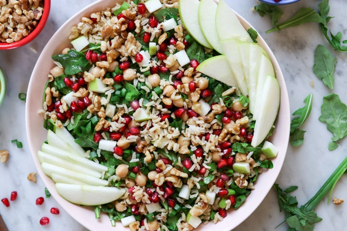 Dlaczego warto dodać pieczone daktyle do sałatki z komosą ryżową - image 1