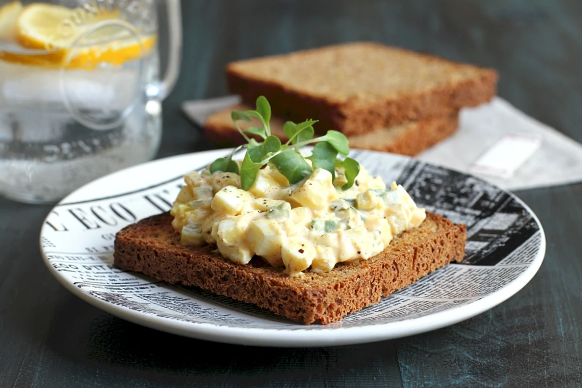 Dlaczego warto dodać łyżkę jogurtu greckiego do sałatki jajecznej - image 1