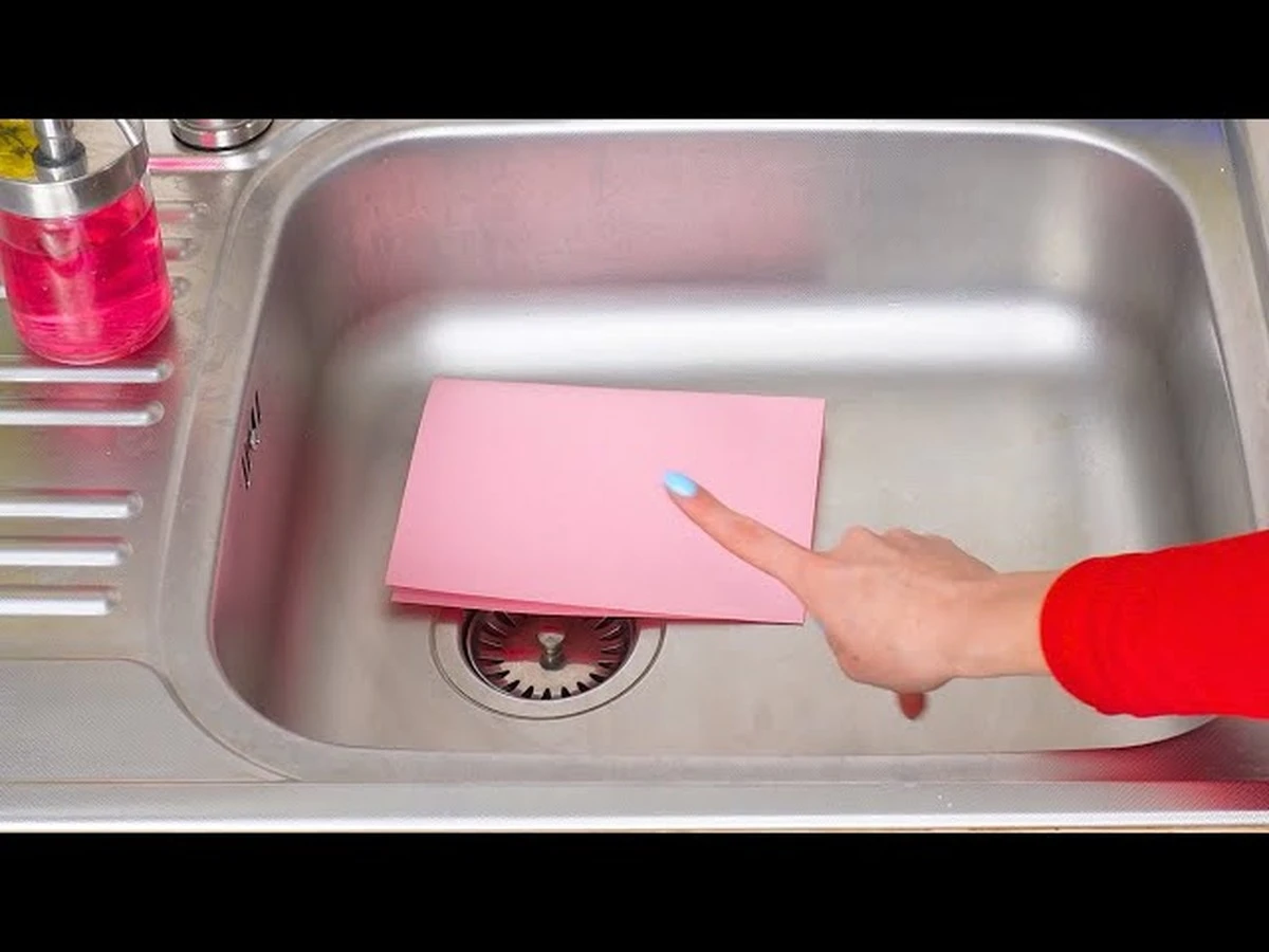 Dlaczego warto kłaść kartkę papieru w zlewie przed wyjściem z domu - image 1