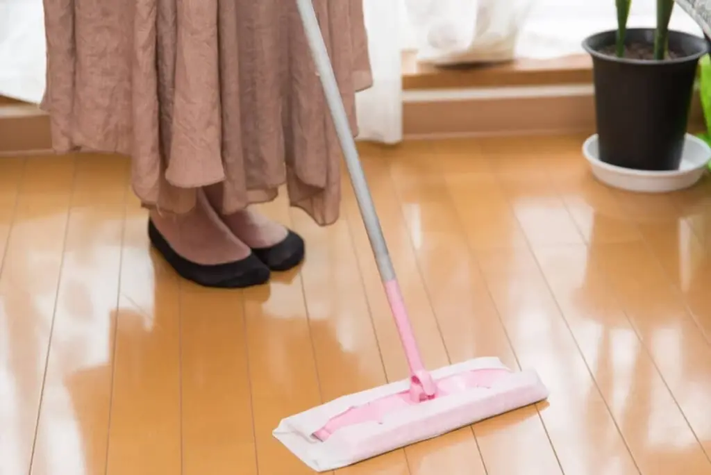 Dlaczego warto myć podłogę czarną herbatą zamiast detergentów