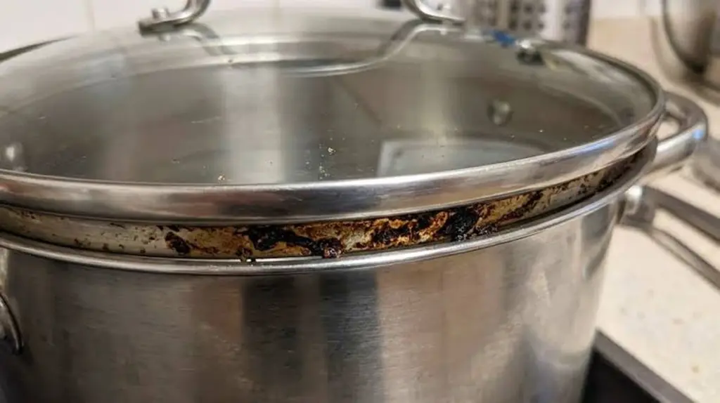 Dlaczego warto nałożyć odrobinę pasty do zębów na krawędź pokrywki od garnka