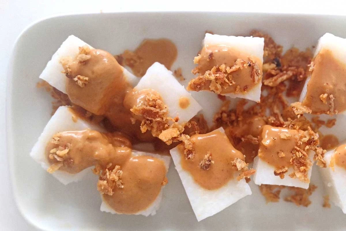 Dlaczego warto namoczyć ryż przed gotowaniem lontong, by zaoszczędzić na gazie - image 1