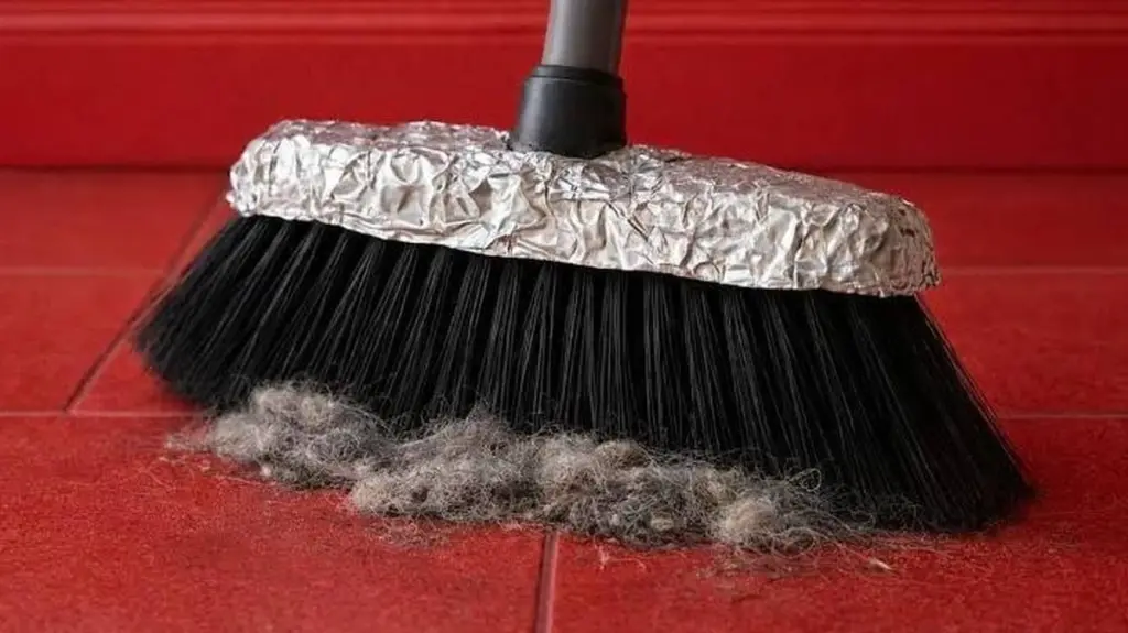 Dlaczego warto owinąć szczotkę folią aluminiową przed zamiataniem