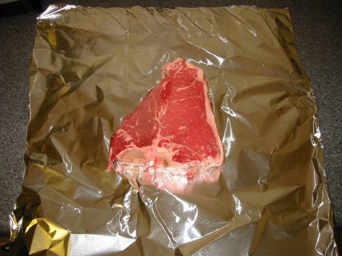Dlaczego warto owinąć mięso folią aluminiową przed włożeniem do zamrażarki - image 1