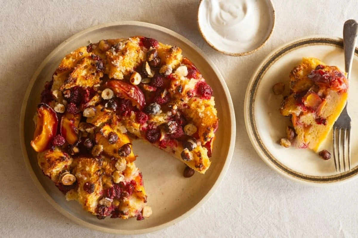 Dlaczego warto piec stare pieczywo z nektarynkami zamiast robić zwykłe tosty - image 1