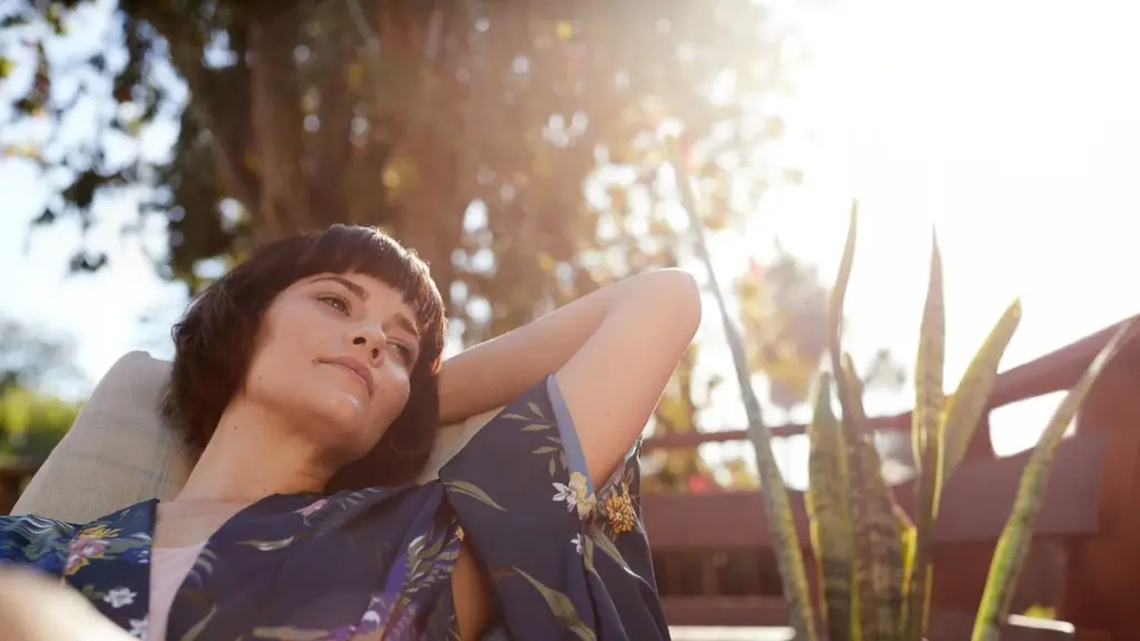 Dlaczego warto postawić na modrzewiową leżankę z Lidla zamiast plastiku