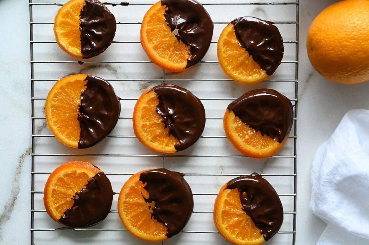 Dlaczego warto położyć plastry pomarańczy na patelnię zamiast jeść je na surowo - image 1