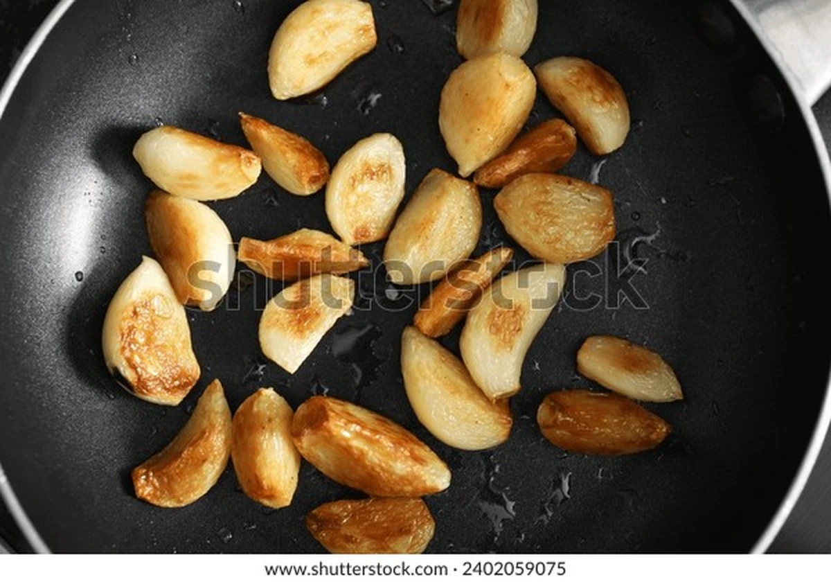 Dlaczego warto położyć kilka goździków na rozgrzanej patelni - image 1