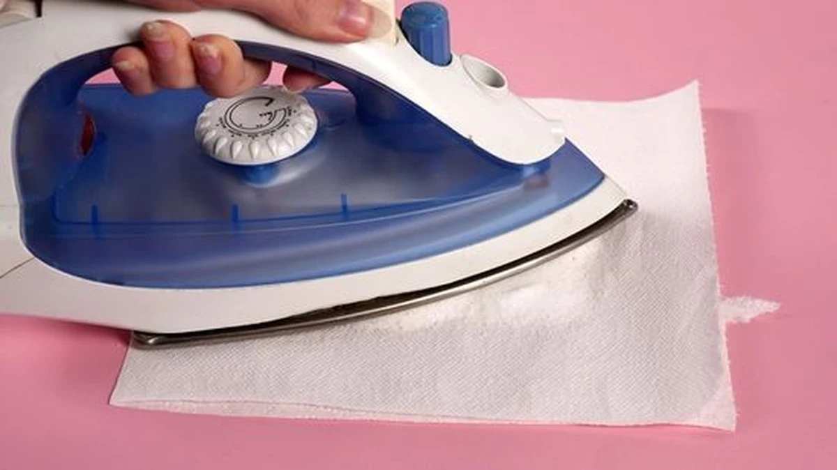 Dlaczego warto posypać papier do pieczenia solą i przejechać po nim żelazkiem - image 1