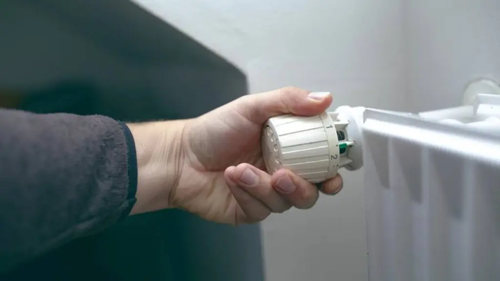Dlaczego warto skręcić kaloryfer na 5 minut przed otwarciem okna