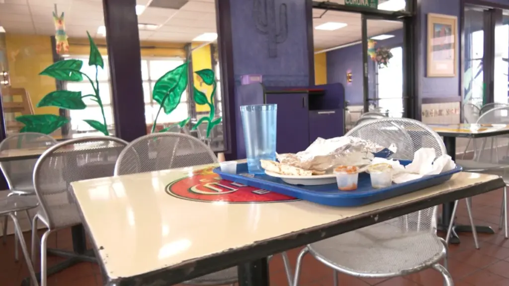 Dlaczego warto sprawdzić szczelinę pod drzwiami lokalu, zanim zamówisz jedzenie