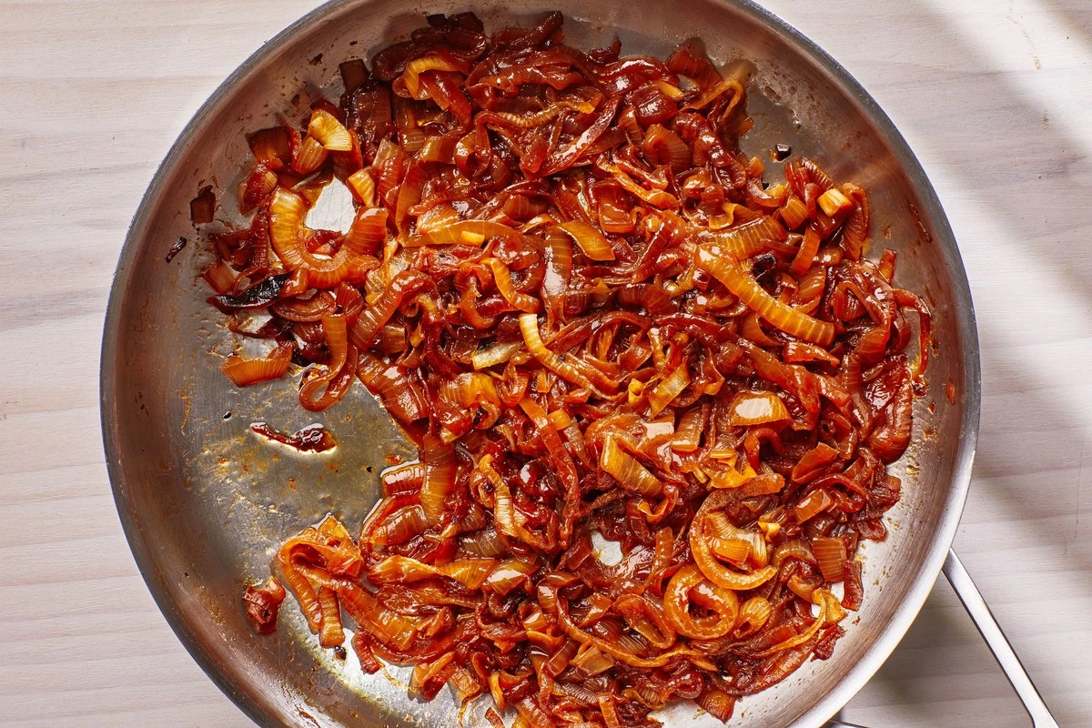 Dlaczego warto trzymać pokrojoną cebulę na patelni przez dokładnie 20 minut - image 1