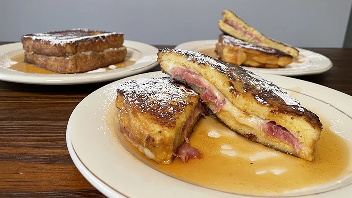 Dlaczego warto wkładać chleb w jajku do piekarnika zamiast na patelnię - image 1