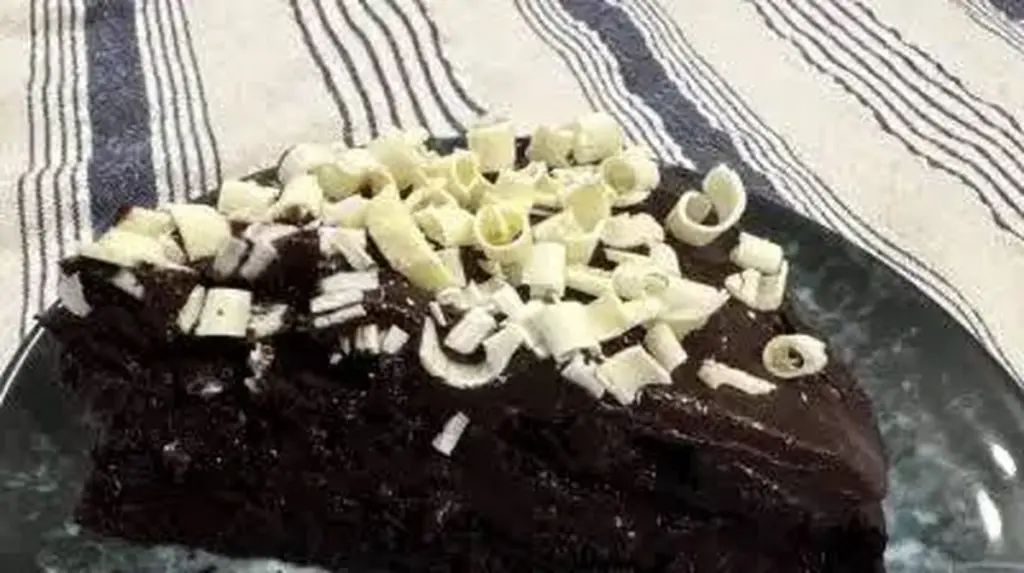 Dlaczego warto wlać szklankę wrzątku do ciasta czekoladowego