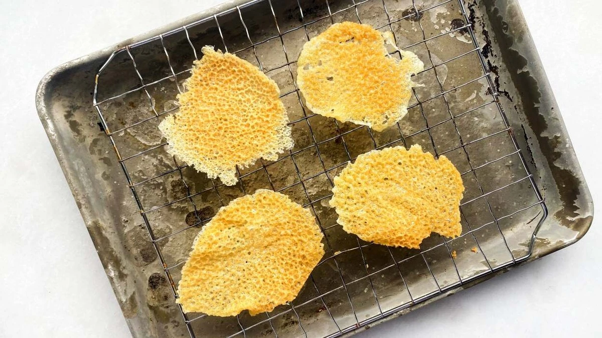 Dlaczego warto włożyć plaster sera do mikrofali na równe dwie minuty - image 1