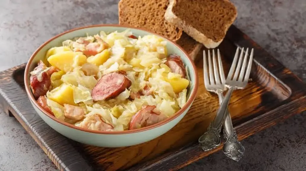 Dlaczego warto wrzucić łyżeczkę cukru do duszonej kapusty z ziemniakami i kiełbasą