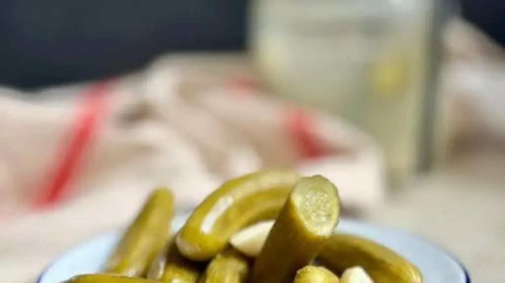 Dlaczego warto wrzucić liść laurowy do słoika, gdy za oknem słychać niepokój