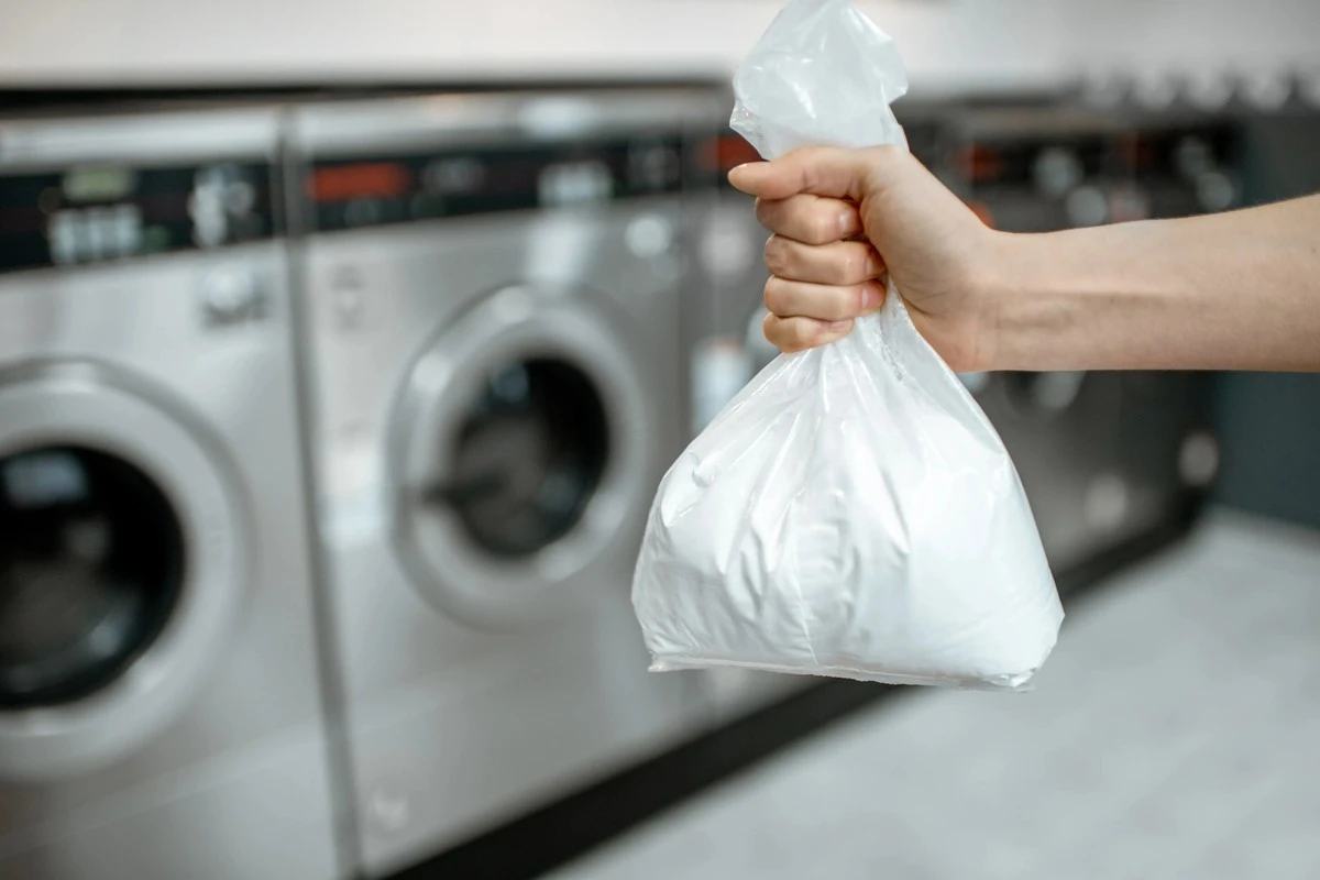 Dlaczego warto wrzucić dwie łyżki soli do białego prania - image 1