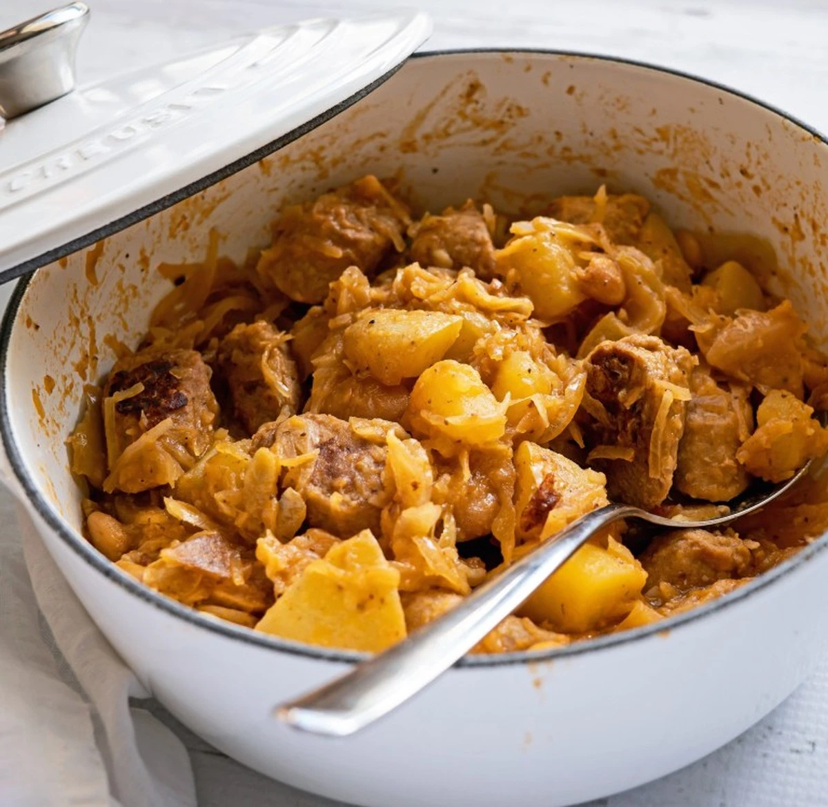 Dlaczego warto wrzucić łyżeczkę cukru do duszonej kapusty z ziemniakami i kiełbasą - image 1