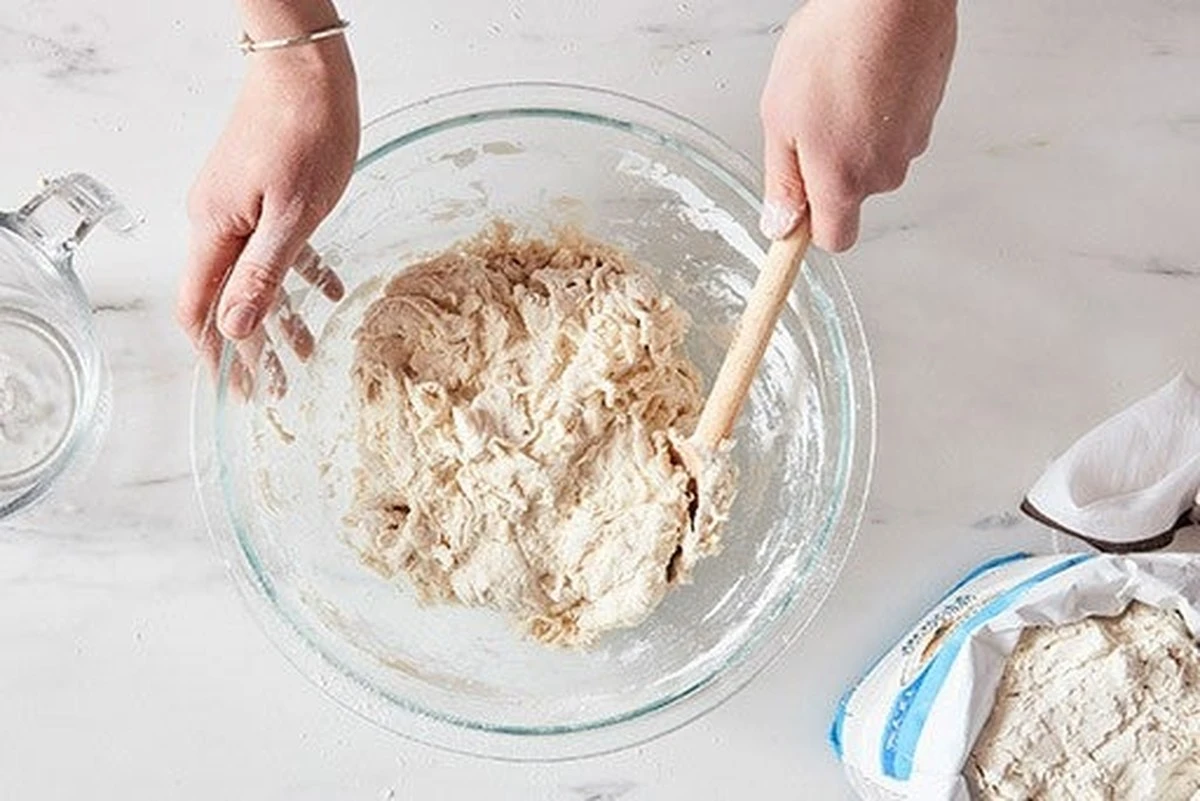 Dlaczego warto wrzucić kostki lodu do piekarnika podczas pieczenia chleba - image 1