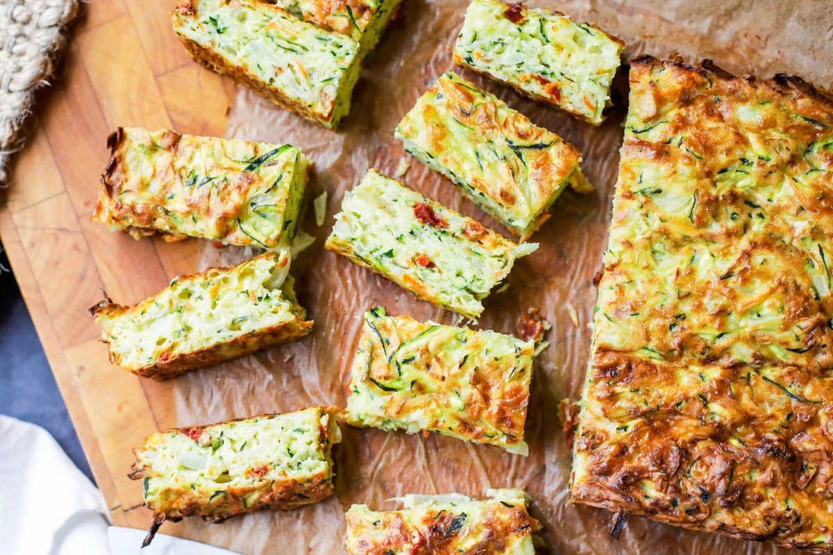 Dlaczego warto wrzucić startą cukinię na sitko przed smażeniem - image 1