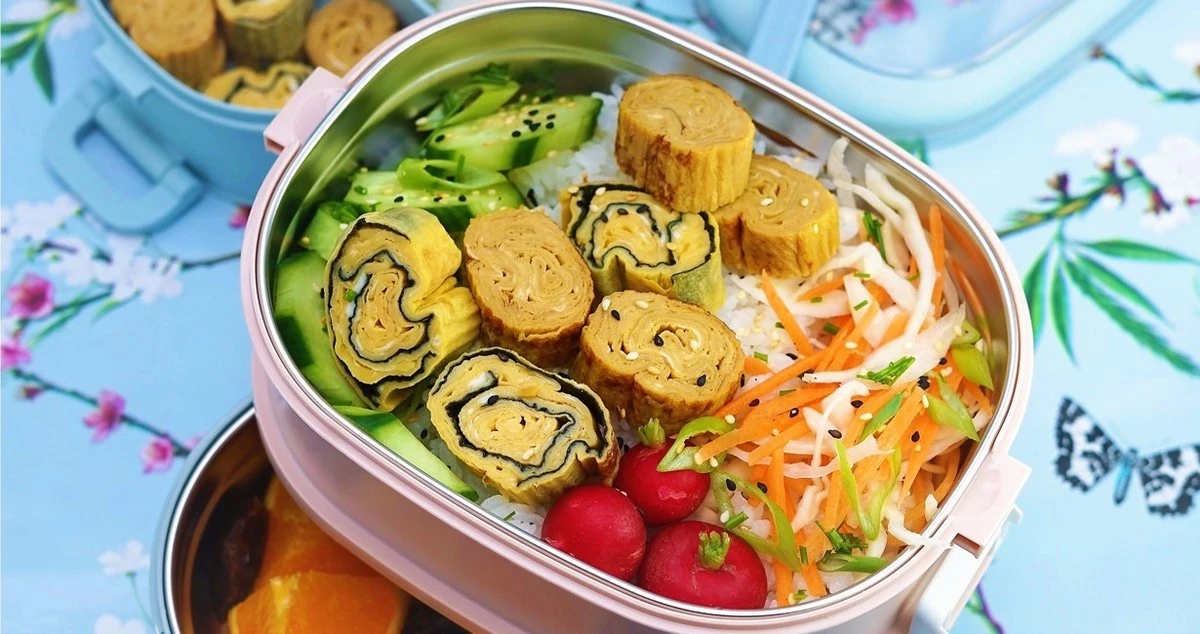 Dlaczego warto wrzucić kawałek paluszka surimi do jajecznicy - image 1