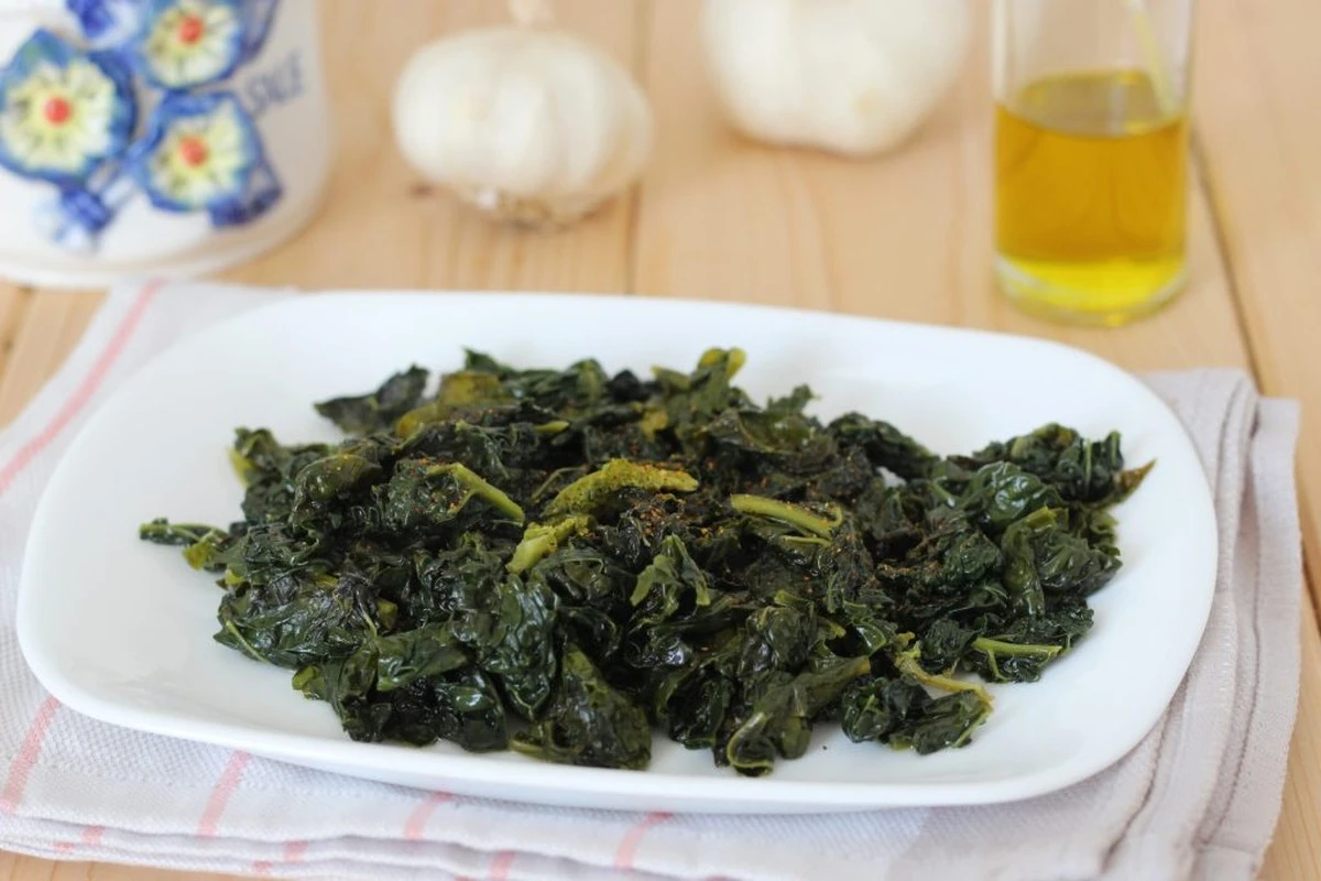 Dlaczego warto wrzucić jarmuż toskański na patelnię z czosnkiem i orzechami - image 1