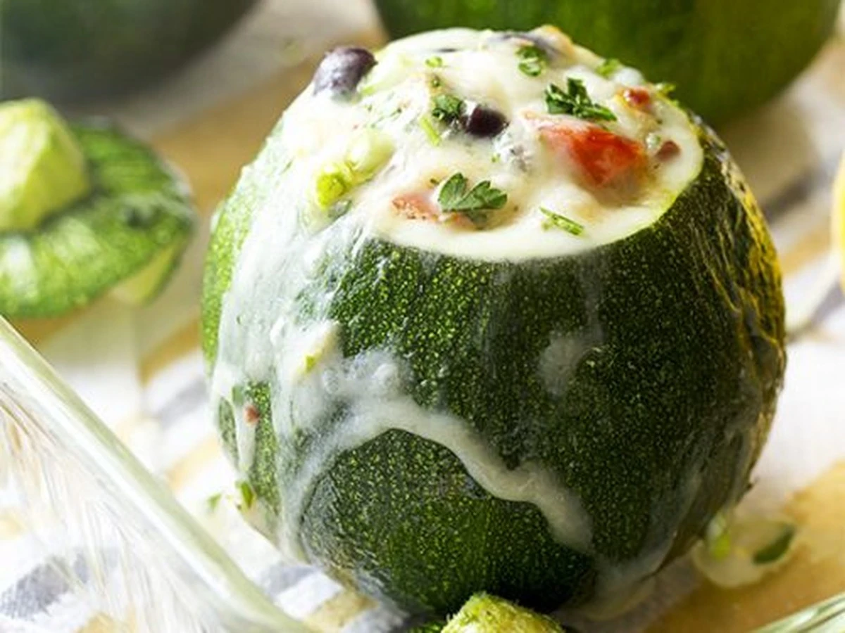 Dlaczego warto wrzucić łyżeczkę soli do wrzątku przed krojeniem cukinii okrągłej - image 1