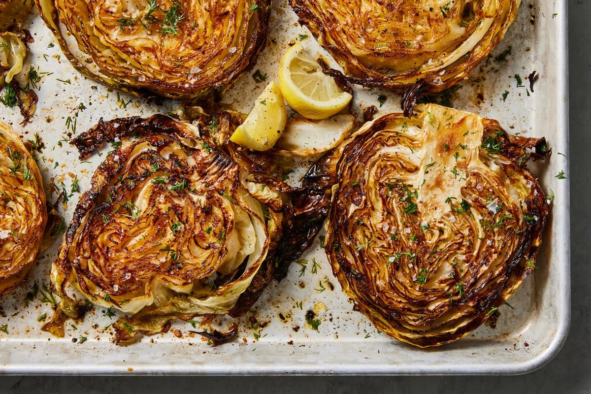 Dlaczego warto wrzucić poszatkowaną kapustę do mikrofalówki na 90 sekund - image 1