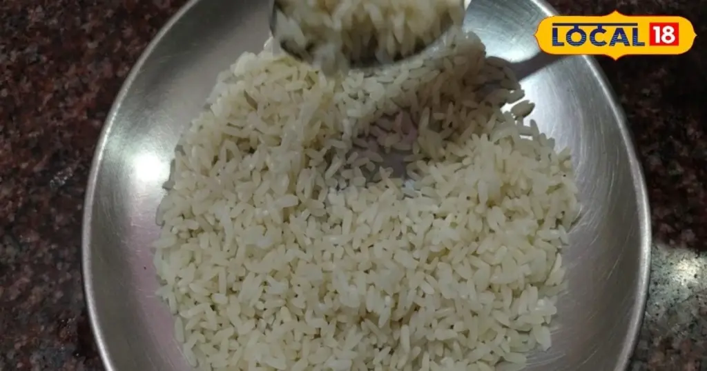 Dlaczego warto wsypać szklankę ryżu do gorącej soli zamiast kupować przekąski