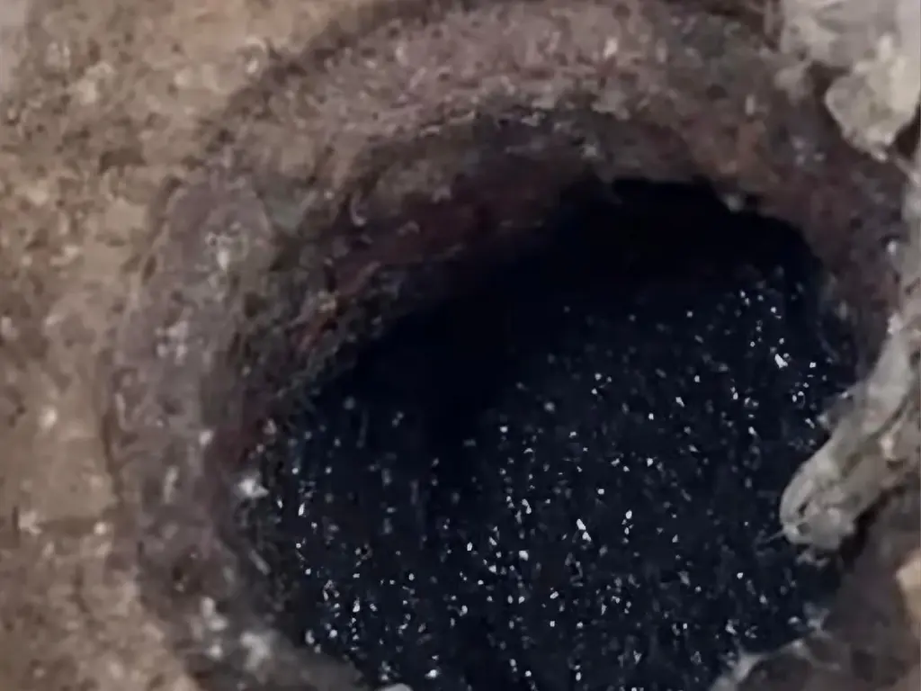 Dlaczego warto wsypać szklankę soli do odpływu w łazience przed snem